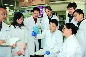 少了一位獸醫(yī),多了一位病毒微生物學家! 就是他帶領團隊阻擊埃博拉、MERS、寨卡病毒侵襲