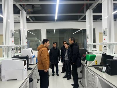 王源超副校長(zhǎng)調(diào)研現(xiàn)代農(nóng)業(yè)分析測(cè)試中心